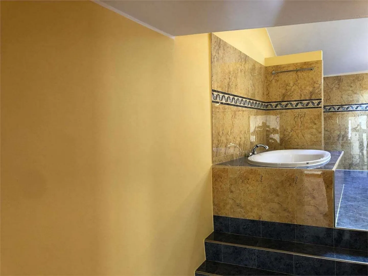 MELANO - in centro paese affittiamo un 4.5 loc. duplex - Foto 13 di 13