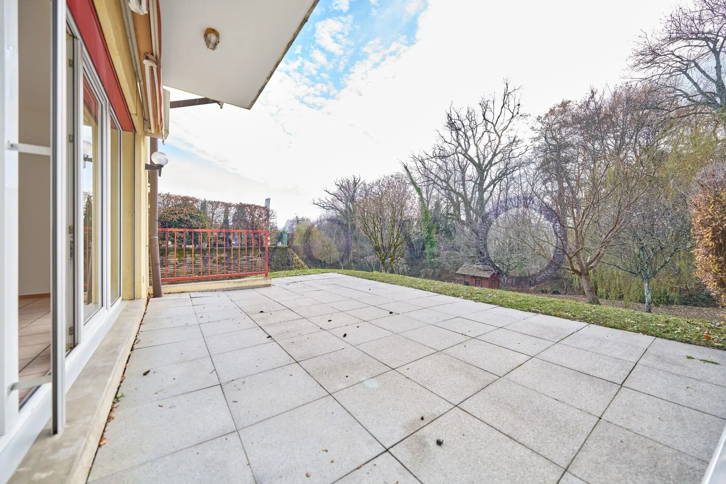 GERÄUMIG MIT GROSSEN GARTEN IN RUHIGER LAGE - Foto 2 von 10