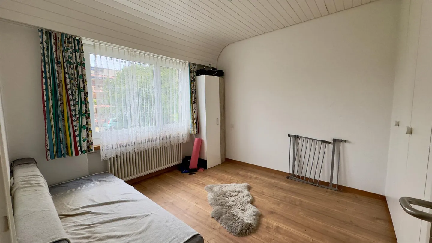 Charmante maison individuelle de 5,5 pièces avec un magnifique jardin et une piscine - Photo 10 sur 16