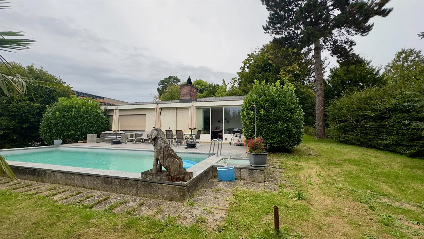 Charmante maison individuelle de 5,5 pièces avec un magnifique jardin et une piscine - Photo 13 sur 16