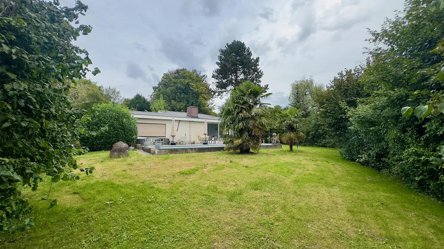 Charmante maison individuelle de 5,5 pièces avec un magnifique jardin et une piscine - Photo 14 sur 16