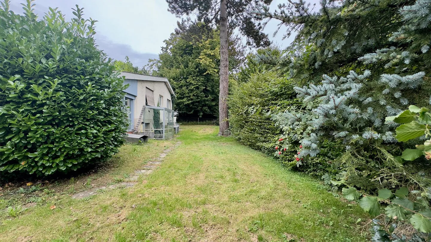Charmante maison individuelle de 5,5 pièces avec un magnifique jardin et une piscine - Photo 15 sur 16