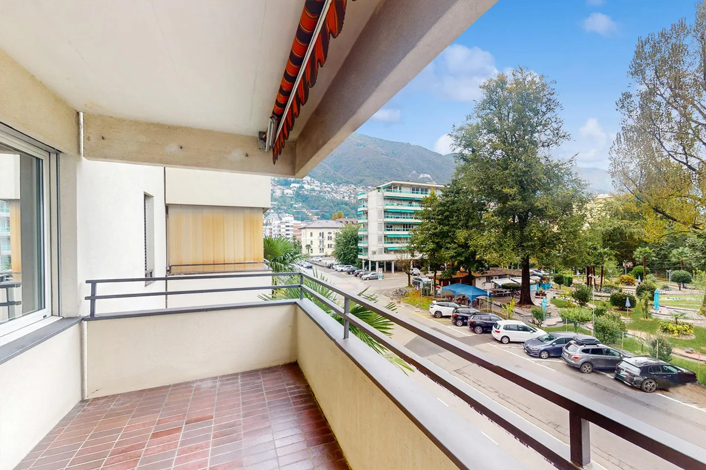 Spacious apartment with park view on the island - Photo 3 of 9