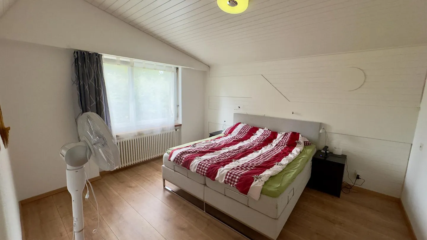 Charmante maison individuelle de 5,5 pièces avec un magnifique jardin et une piscine - Photo 12 sur 16