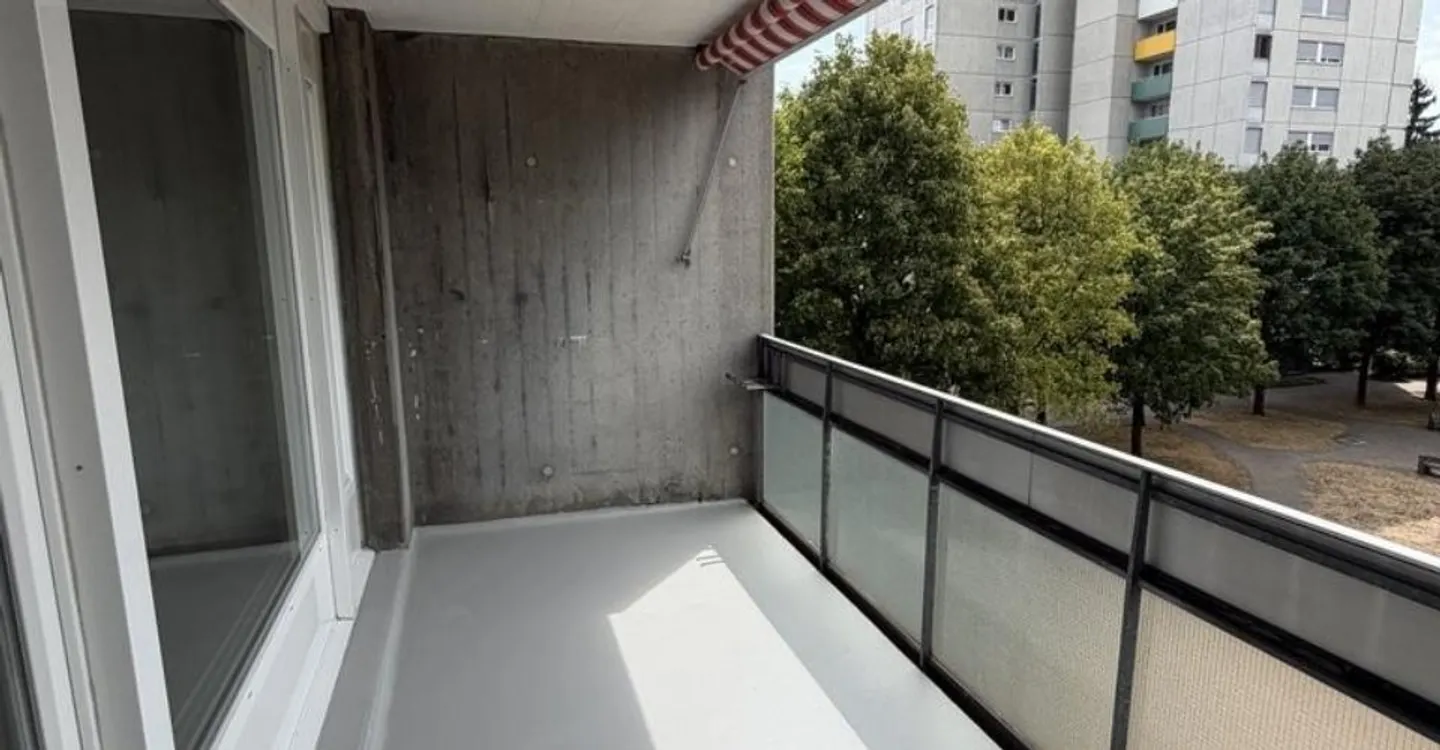 High-rise with a view of greenery - Photo 8 of 9