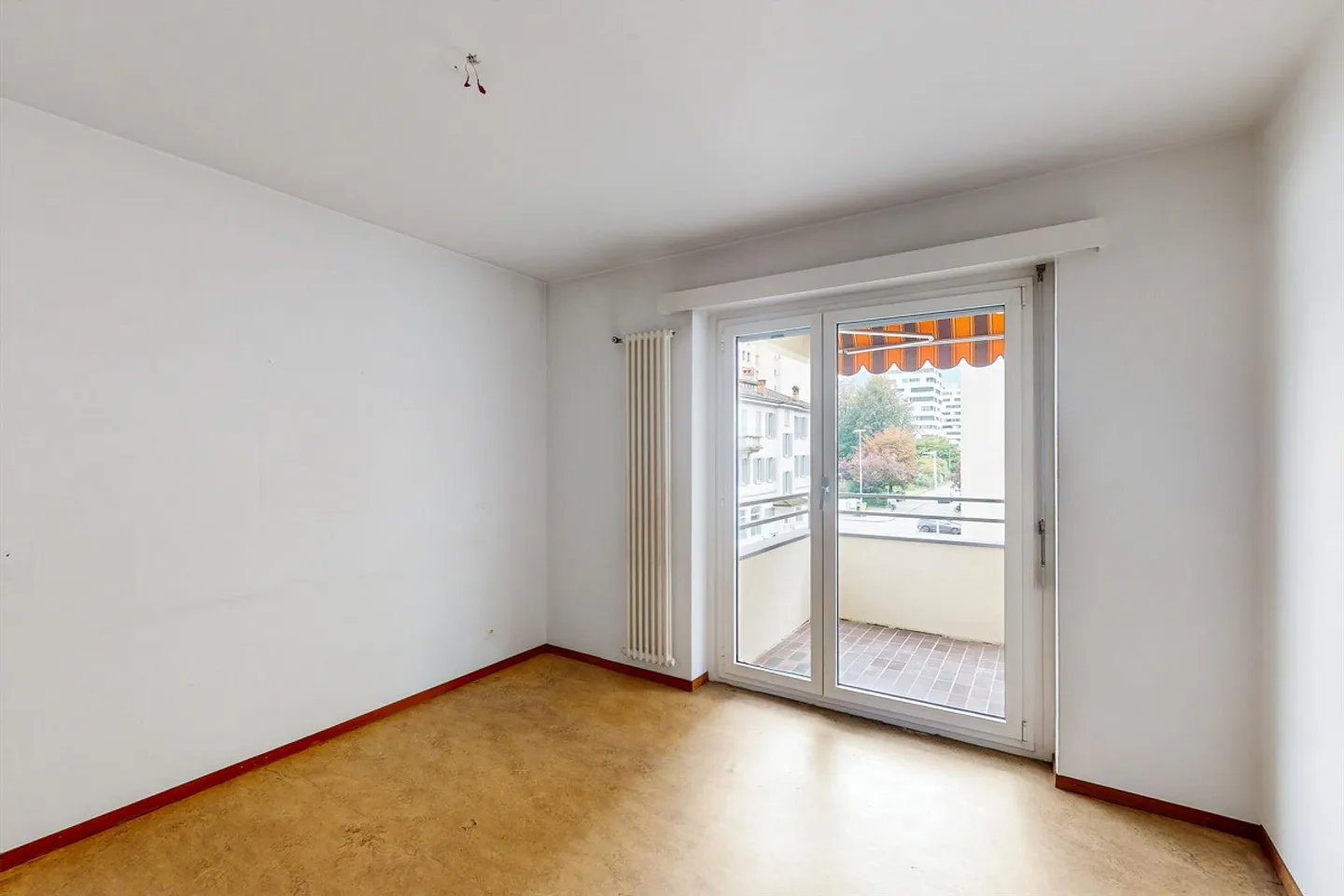 Spacious apartment with park view on the island - Photo 5 of 9