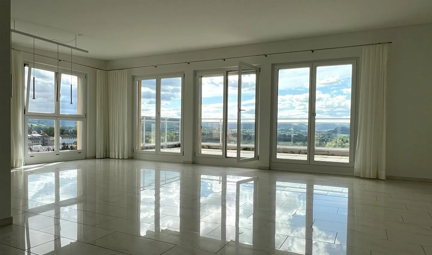 Luxuriöse Attikawohnung mit traumhafter Aussicht - Foto 3 von 15