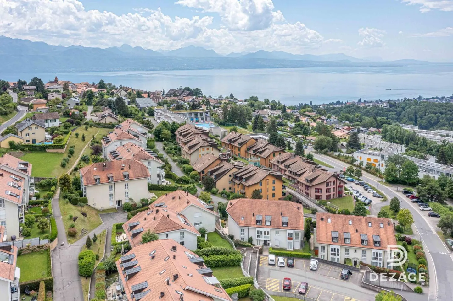 Ampio attico bagnato di luce in un quartiere familiare con vista panoramica sul lago - Foto 12 di 13