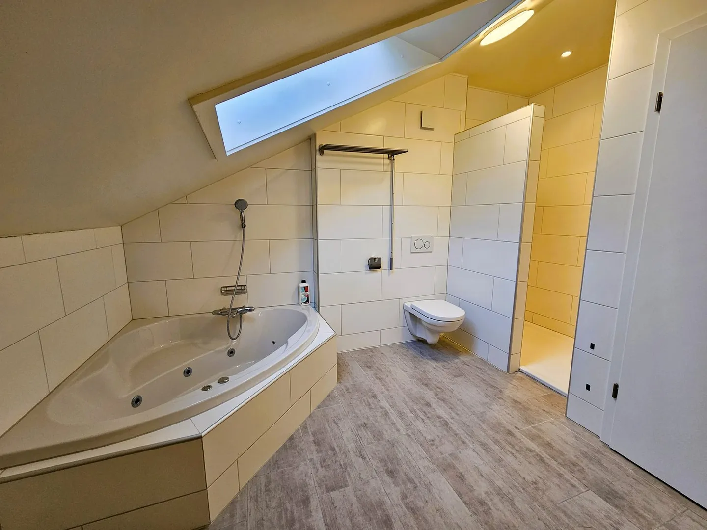 Atypical Apartment with Sunset Terrace - Photo 8 of 10