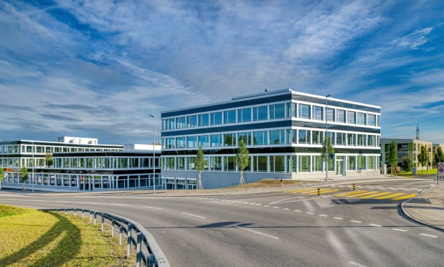 Bureau hautement développé avec un espace assis directement devant l'entrée - Photo 5 sur 10