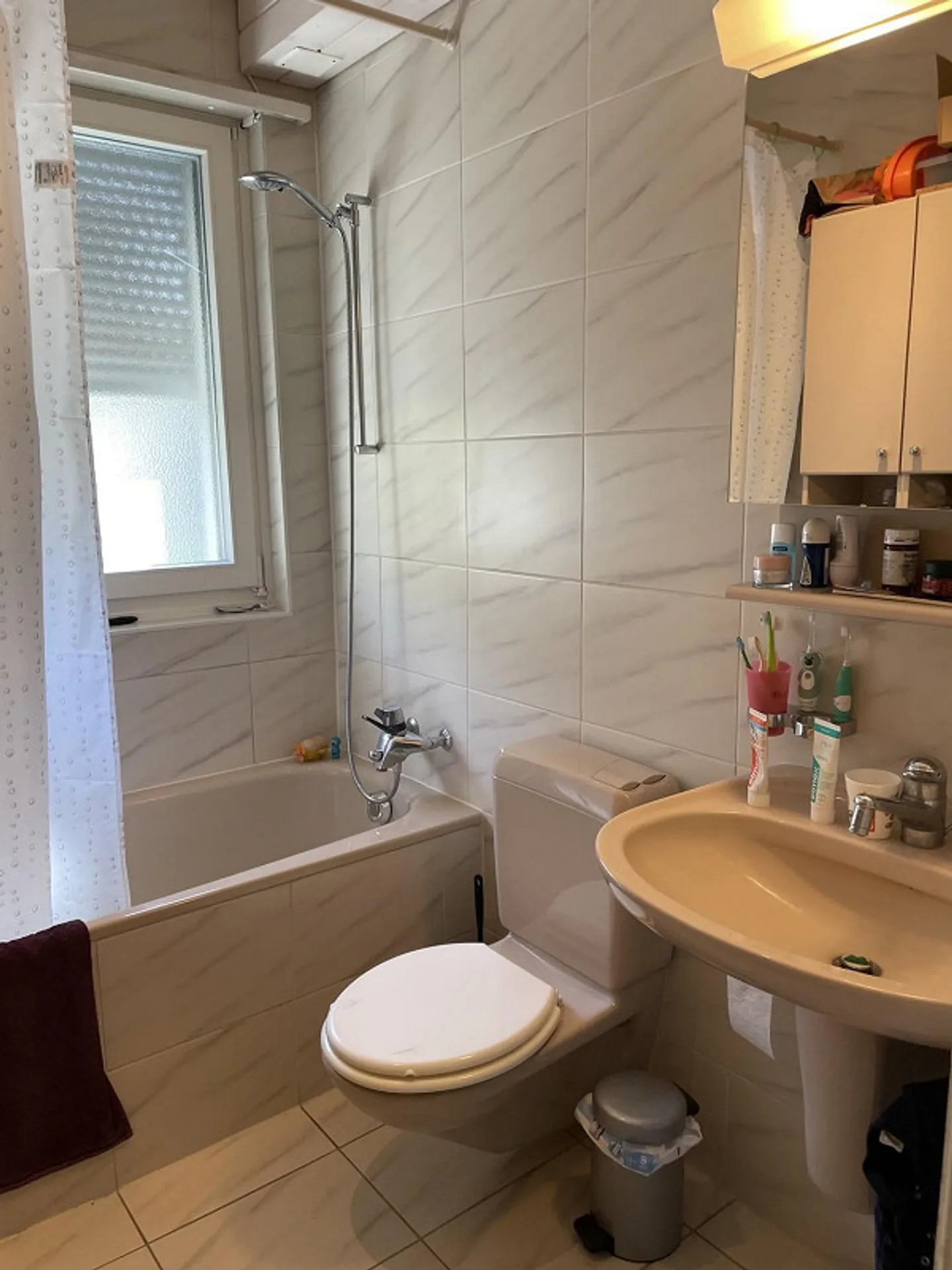Appartement lumineux et spacieux de 3 pièces avec balcon près de l'Aare - Photo 3 sur 8