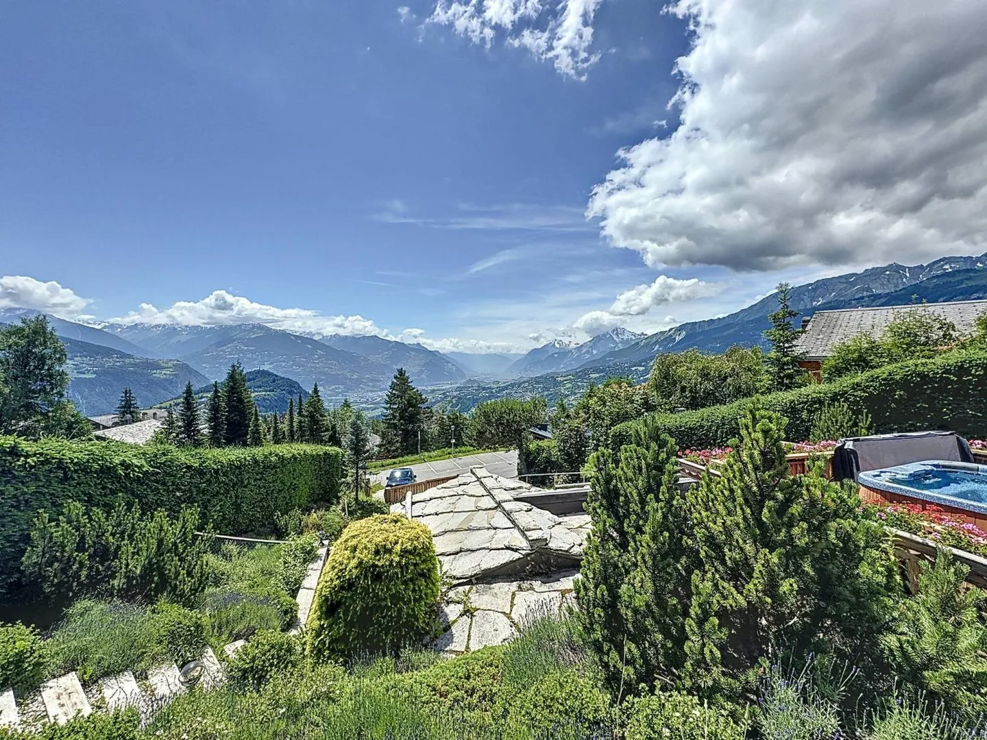 EXCLUSIVITÉ - Magnifique chalet avec vue panoramique sur la vallée du Rhône et les Alpes - Photo 2 sur 8