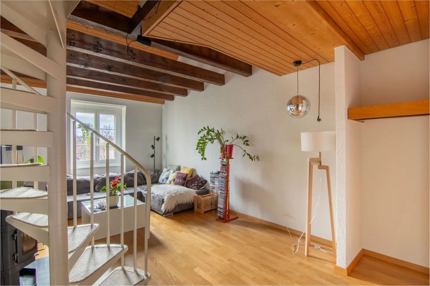 Charmante Dachwohnung mit Galerie - Foto 1 von 22