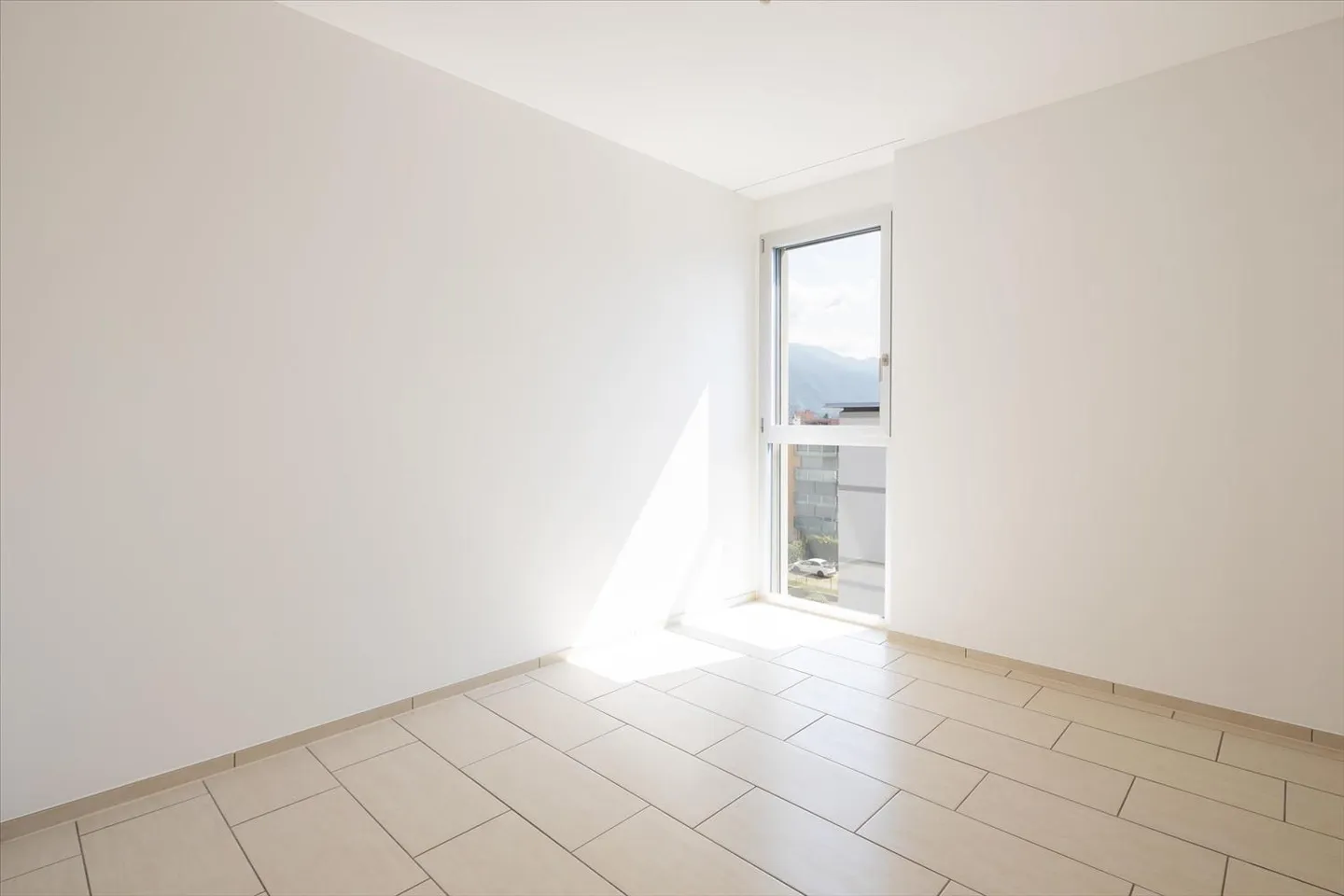 Modern and very bright - Photo 5 of 5