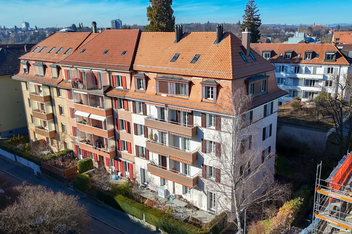 Charmante Dachwohnung mit Galerie - Foto 2 von 22