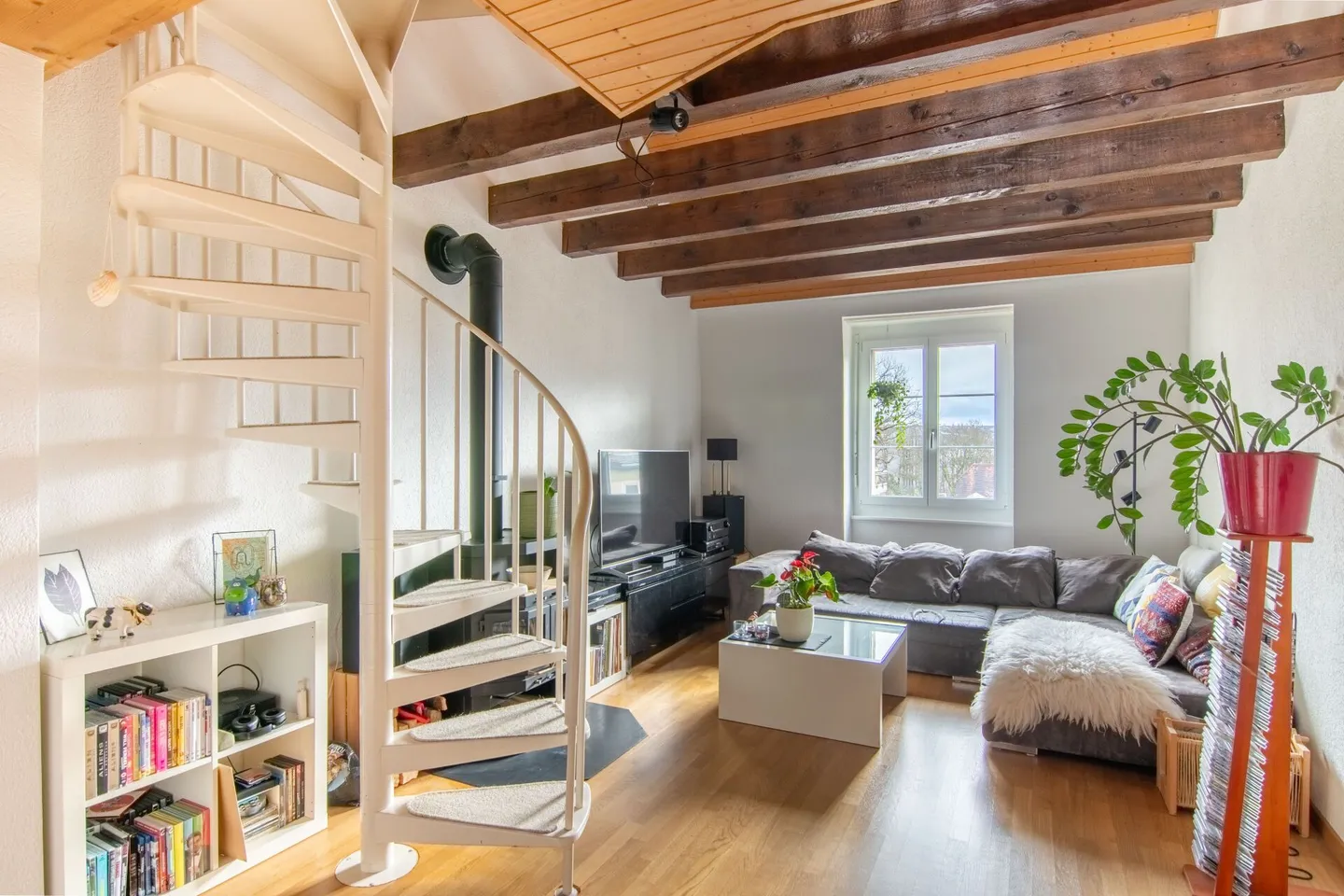 Charmante Dachwohnung mit Galerie - Foto 3 von 22