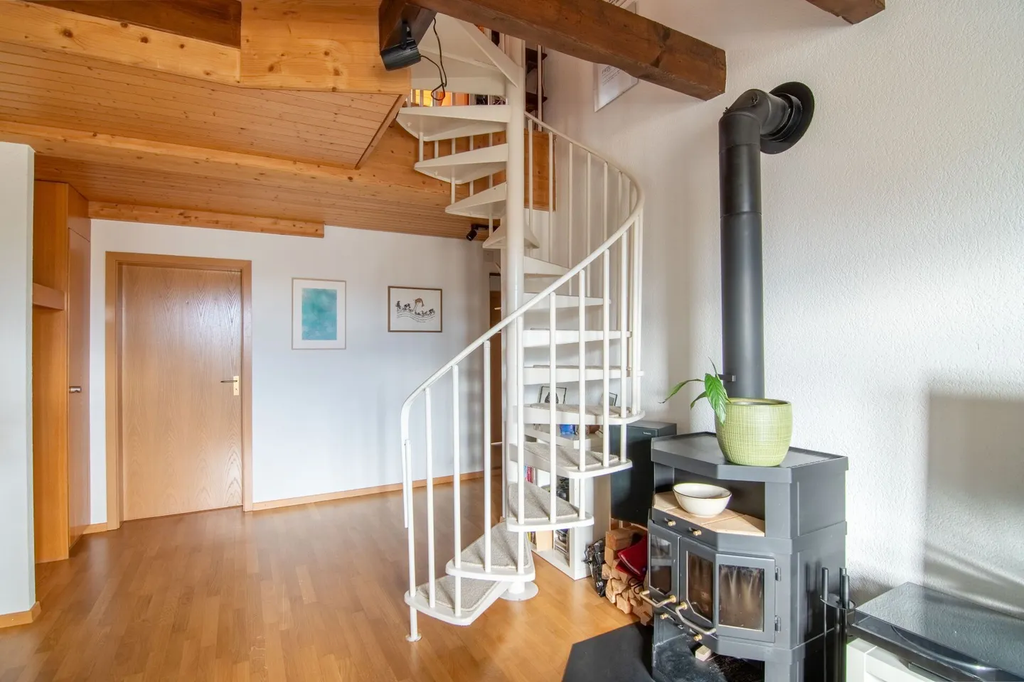 Charmante Dachwohnung mit Galerie - Foto 4 von 22