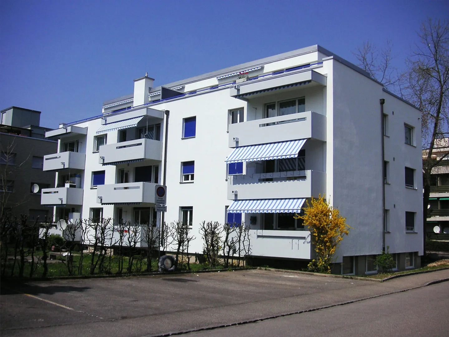 Bel appartement mansardé de 3 pièces avec grande terrasse près du tram - Photo 1 sur 12