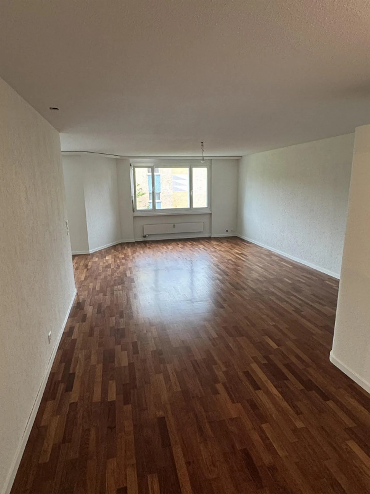 Magnifiquement rénové appartement de 3,5 pièces - Photo 2 sur 6