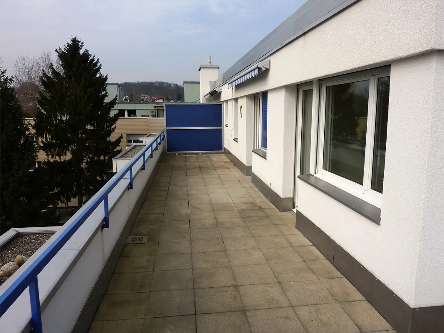 Bel appartement mansardé de 3 pièces avec grande terrasse près du tram - Photo 3 sur 12