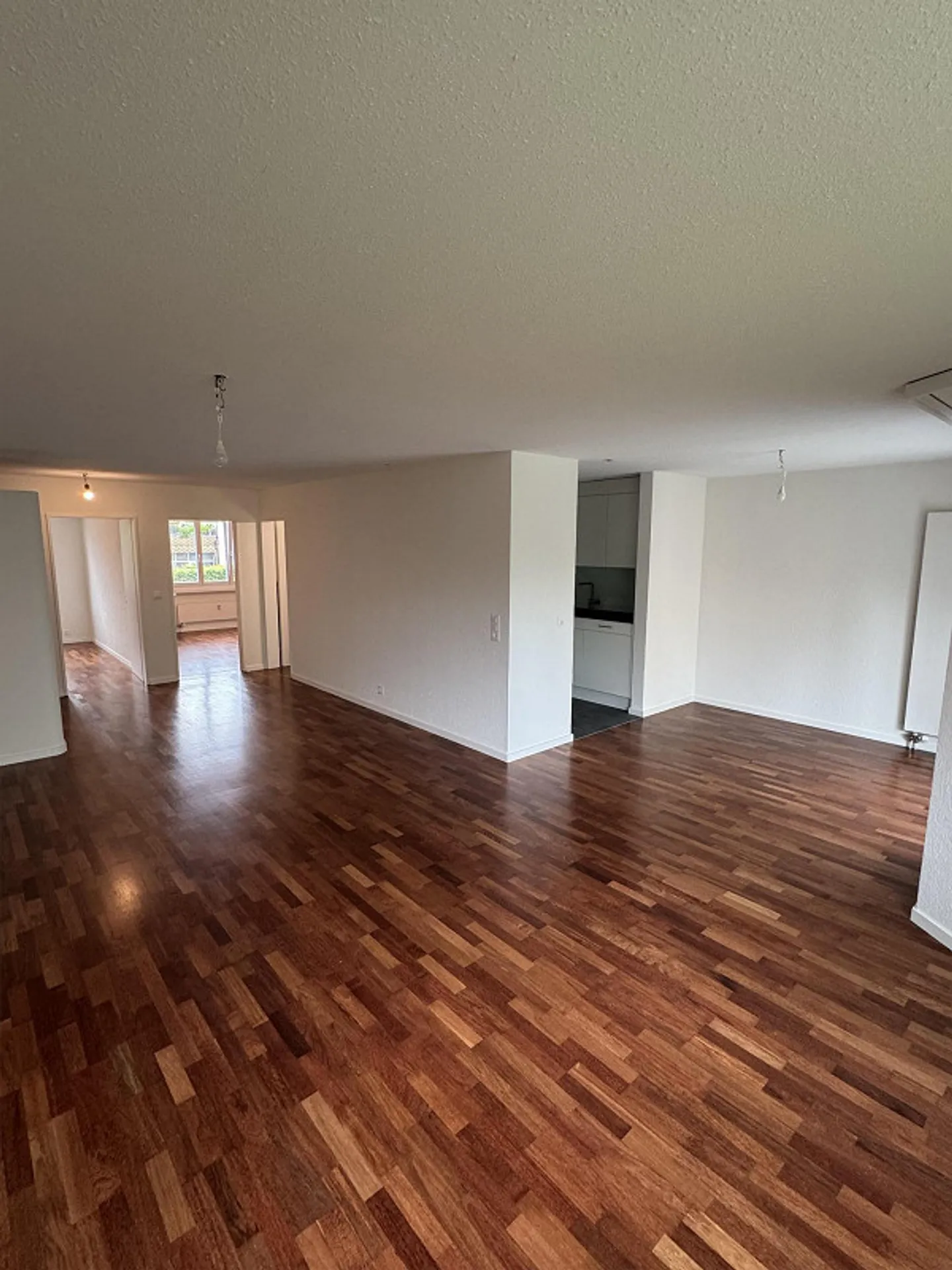 Magnifiquement rénové appartement de 3,5 pièces - Photo 5 sur 6