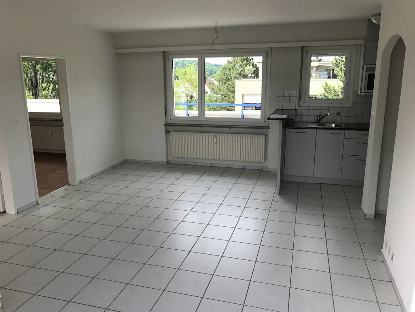 Bel appartement mansardé de 3 pièces avec grande terrasse près du tram - Photo 4 sur 12