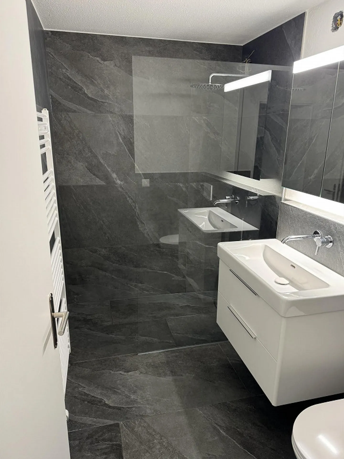 Magnifiquement rénové appartement de 3,5 pièces - Photo 3 sur 6