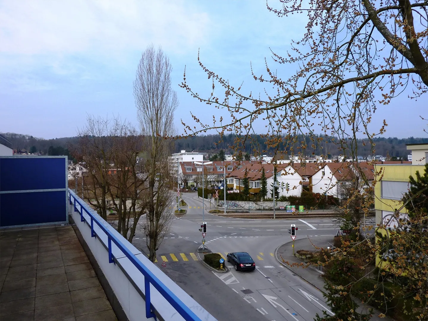 Bel appartement mansardé de 3 pièces avec grande terrasse près du tram - Photo 2 sur 12