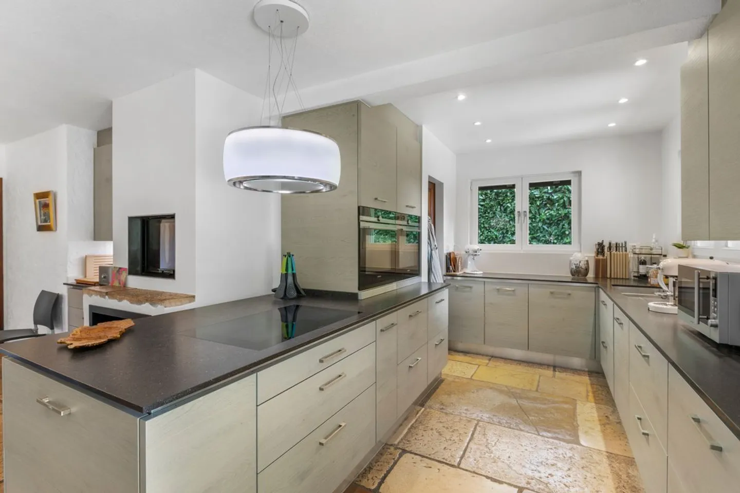 Charakterhaus mit Château-Charme im Herzen eines bewaldeten Grundstücks - Foto 3 von 13