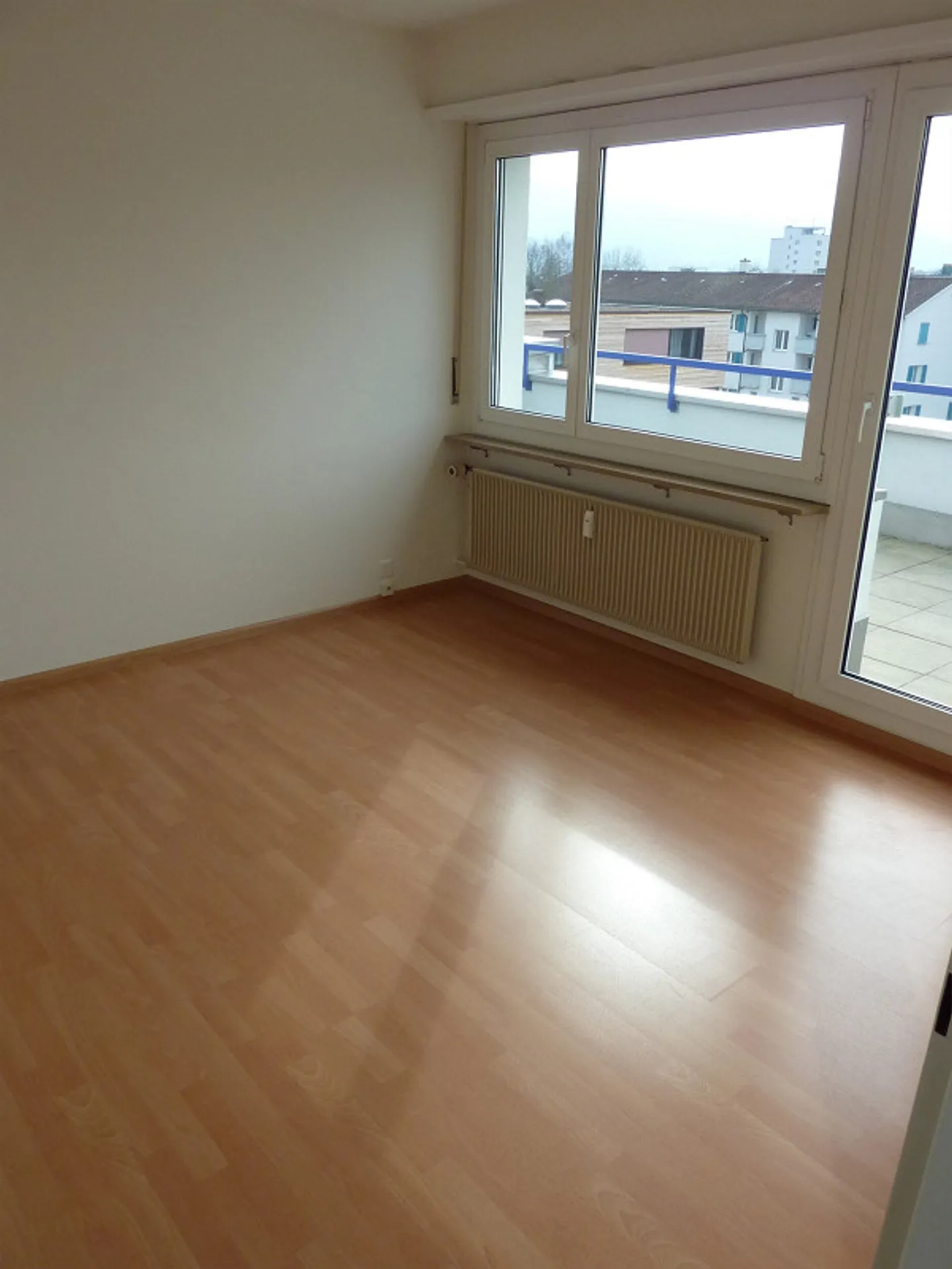 Bel appartement mansardé de 3 pièces avec grande terrasse près du tram - Photo 11 sur 12