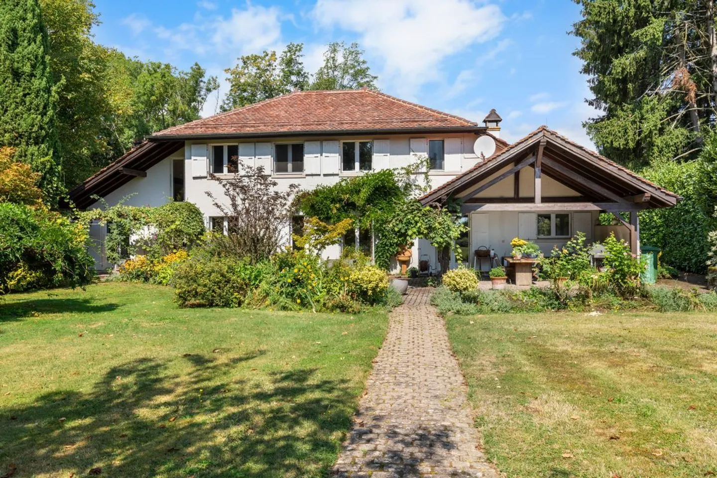 Charakterhaus mit Château-Charme im Herzen eines bewaldeten Grundstücks - Foto 1 von 13
