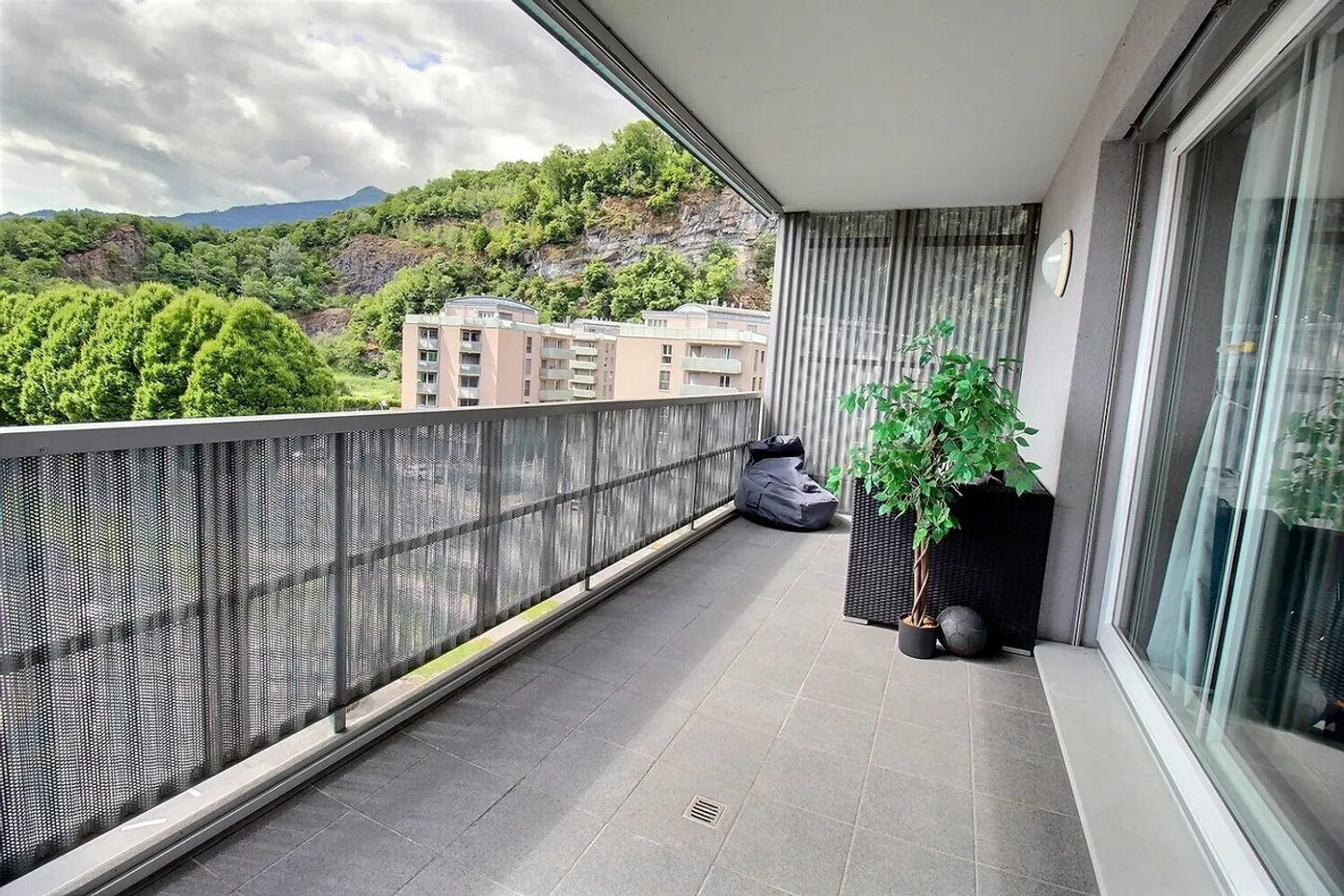4001-MV.COLLOMBEY.Superb modern 4-room apartment with terrace - Photo 10 of 11