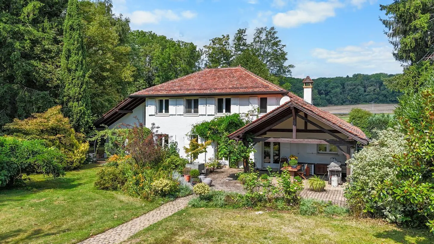 Charakterhaus mit Château-Charme im Herzen eines bewaldeten Grundstücks - Foto 8 von 13
