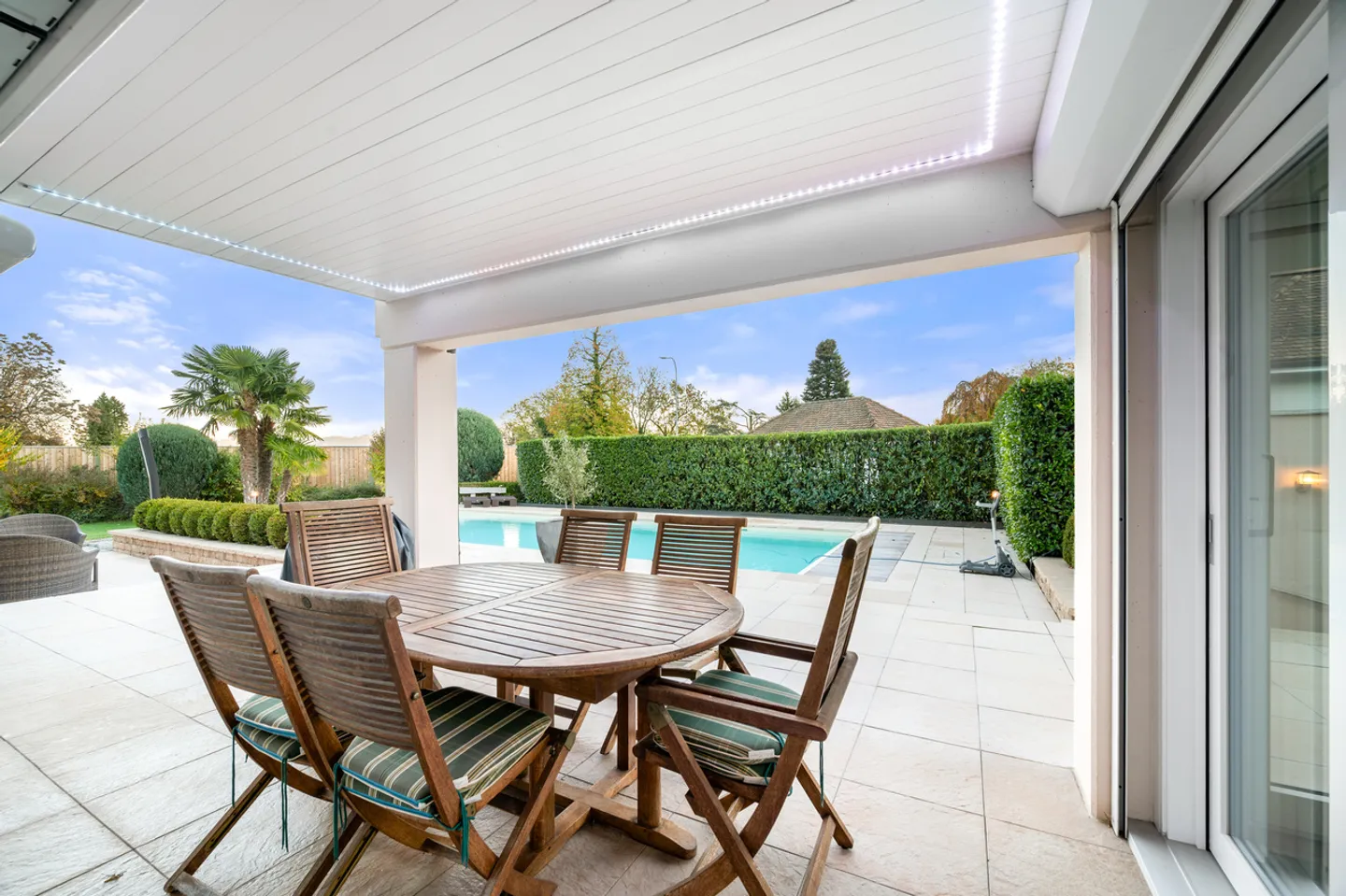 Stunning Villa with Lake Views - Photo 4 of 13