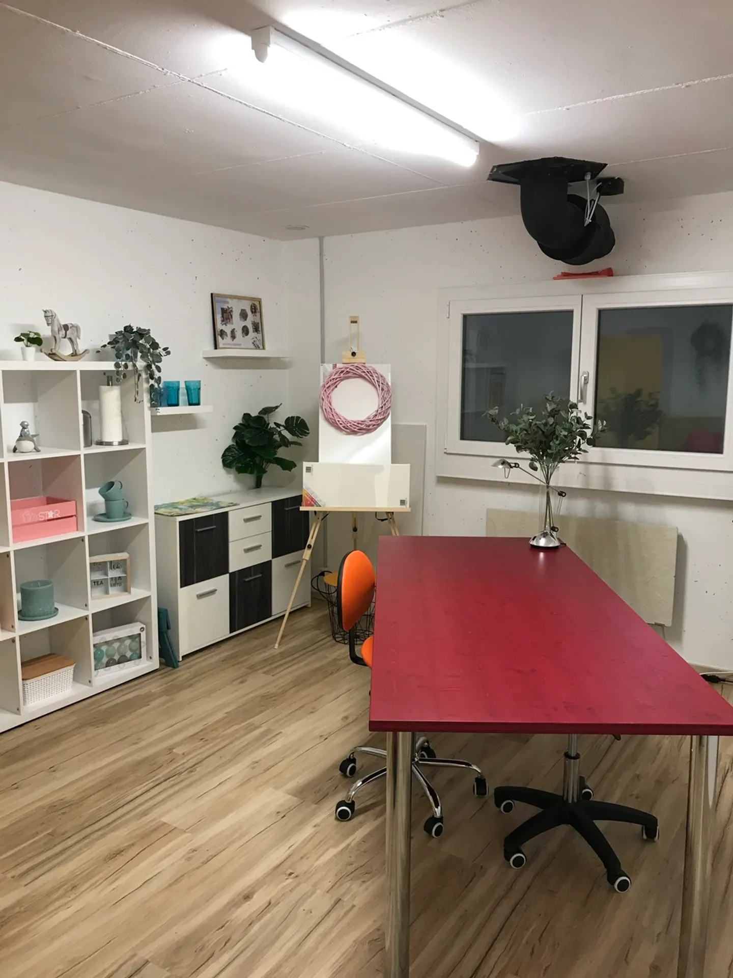 Beautiful hobby room in well-kept apartment building including visitor parking - Photo 8 of 11