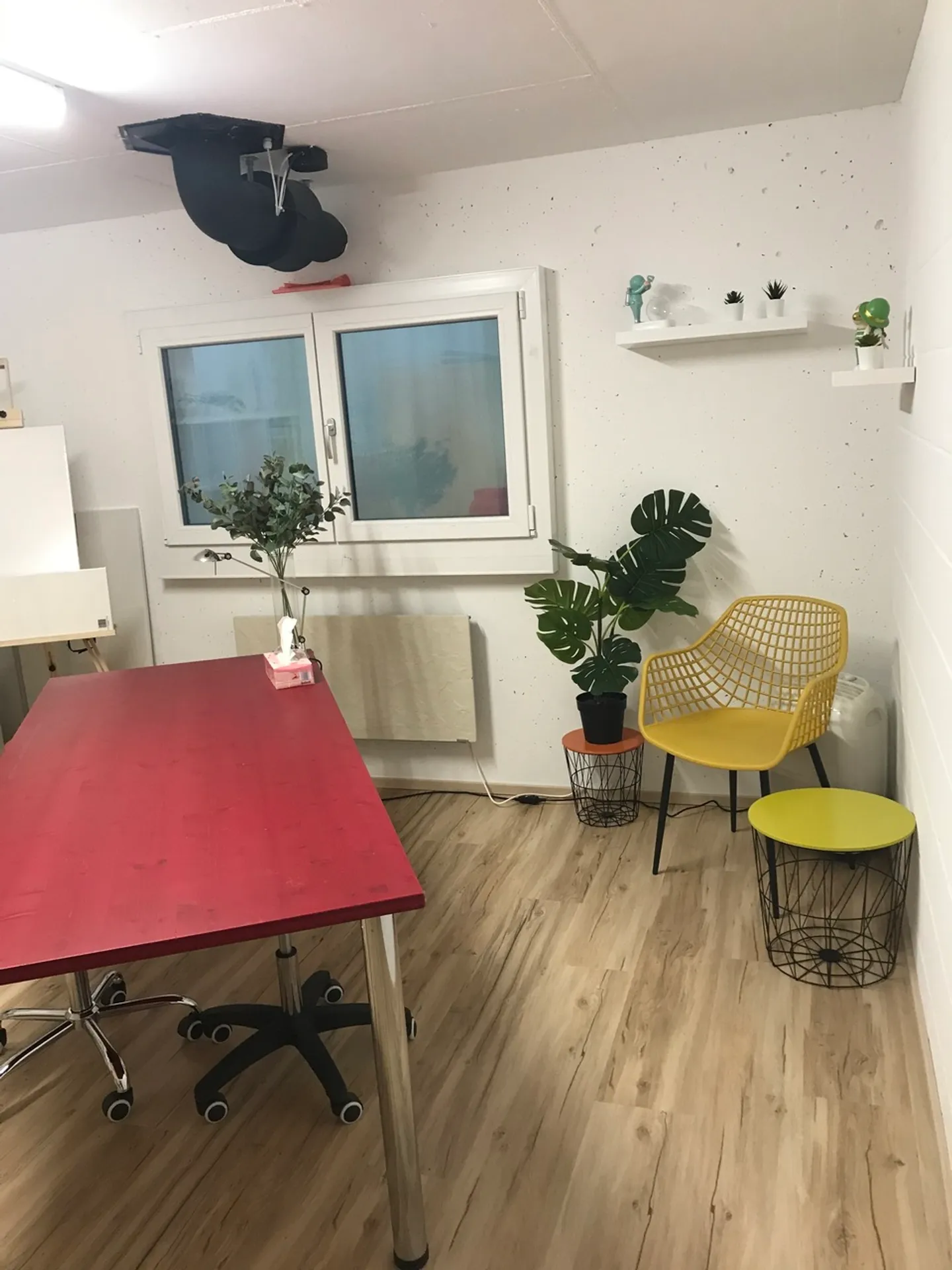 Beautiful hobby room in well-kept apartment building including visitor parking - Photo 9 of 11