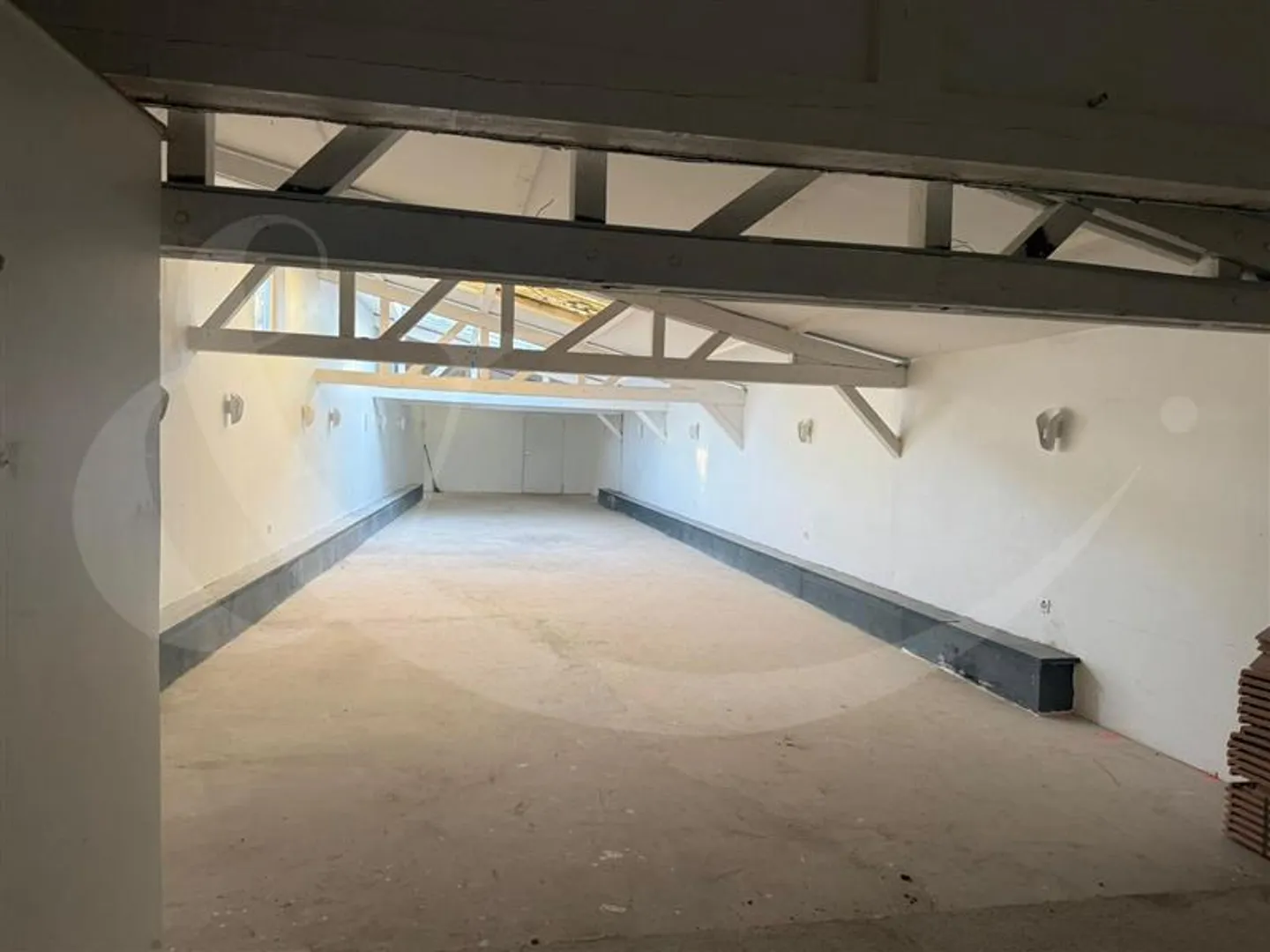 Rue Ancienne 23, Local/Atelier d'environ 140 m2, situé à l'arrière d'un immeuble de caractère - Photo 2 sur 4