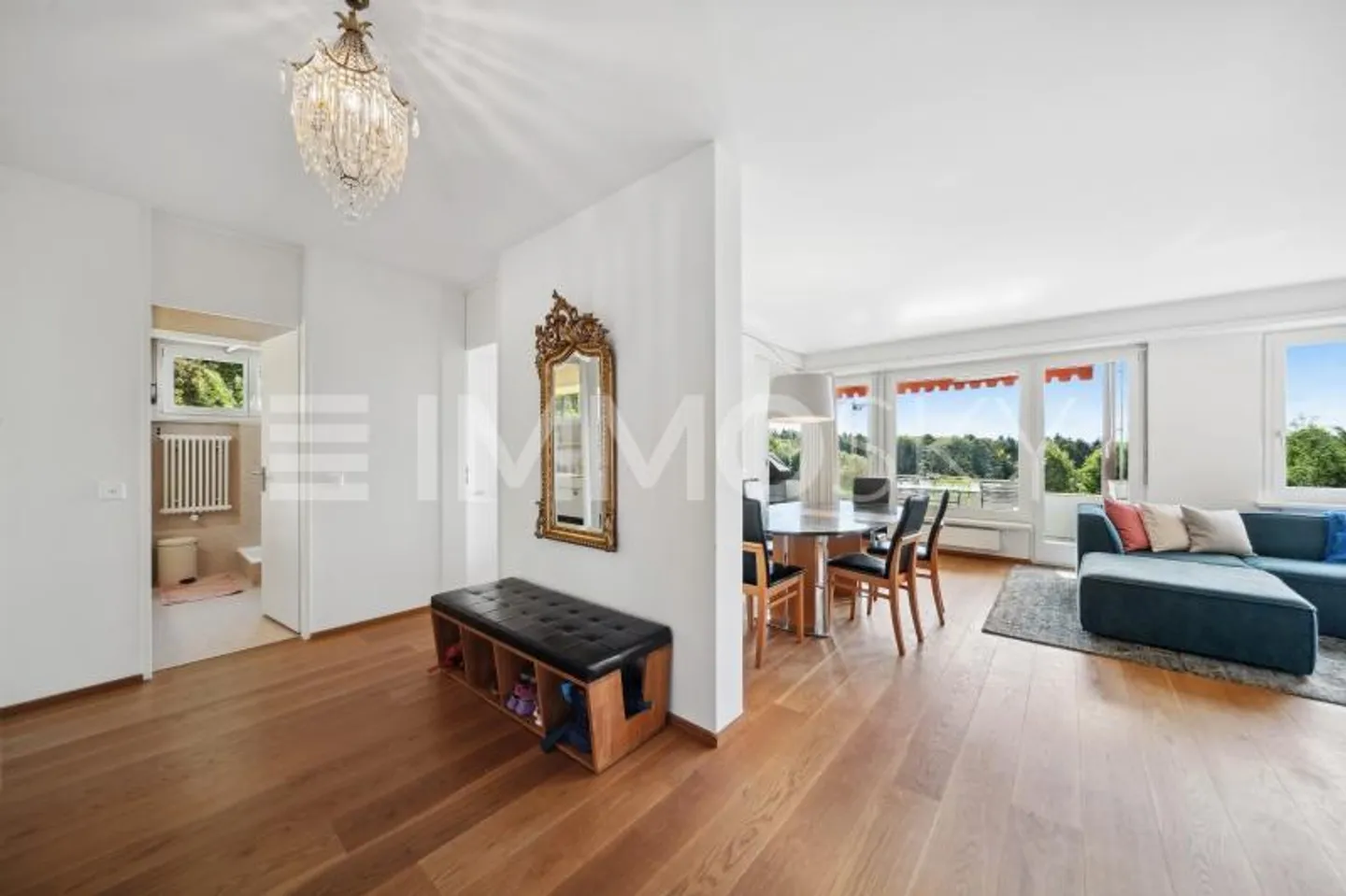 Charming Apartment with Balcony - Photo 3 of 5