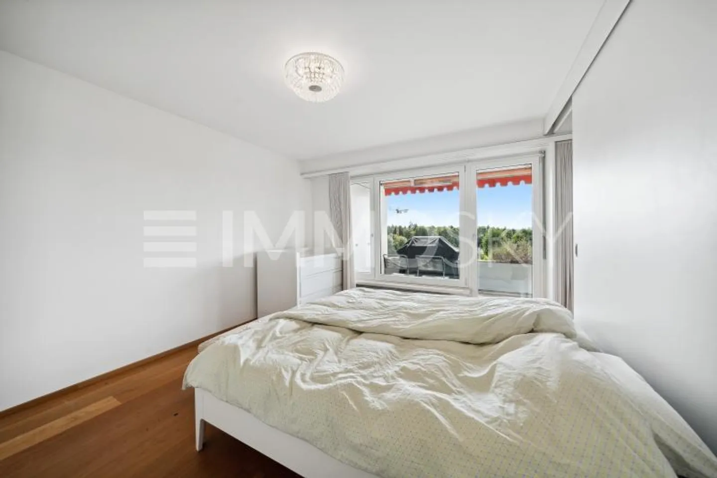 Charming Apartment with Balcony - Photo 5 of 5