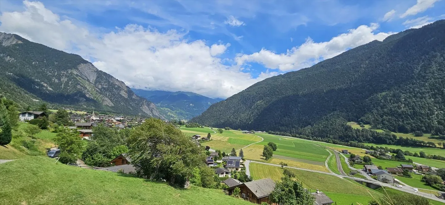 Bald in Bau: 4.5-Room Apartment in the Village of Vollèges with Panoramic View - Photo 1 of 6