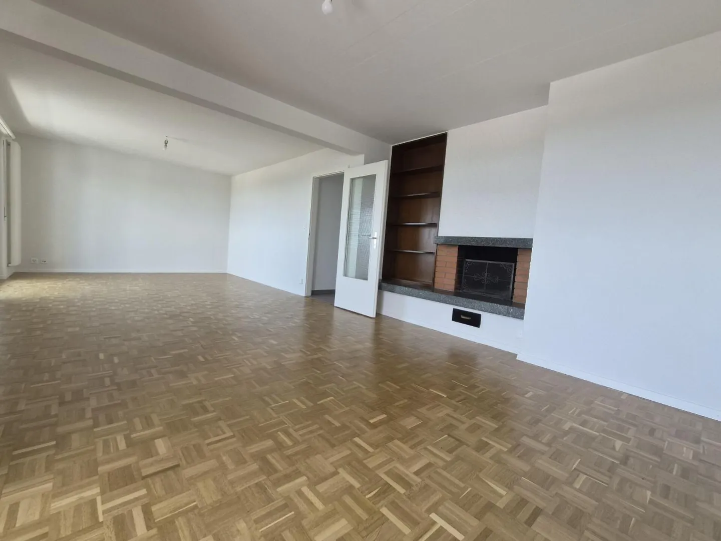 Disponible immédiatement ! Appartement rénové de 4 pièces ! 1 mois de loyer net gratuit ! - Photo 2 sur 9