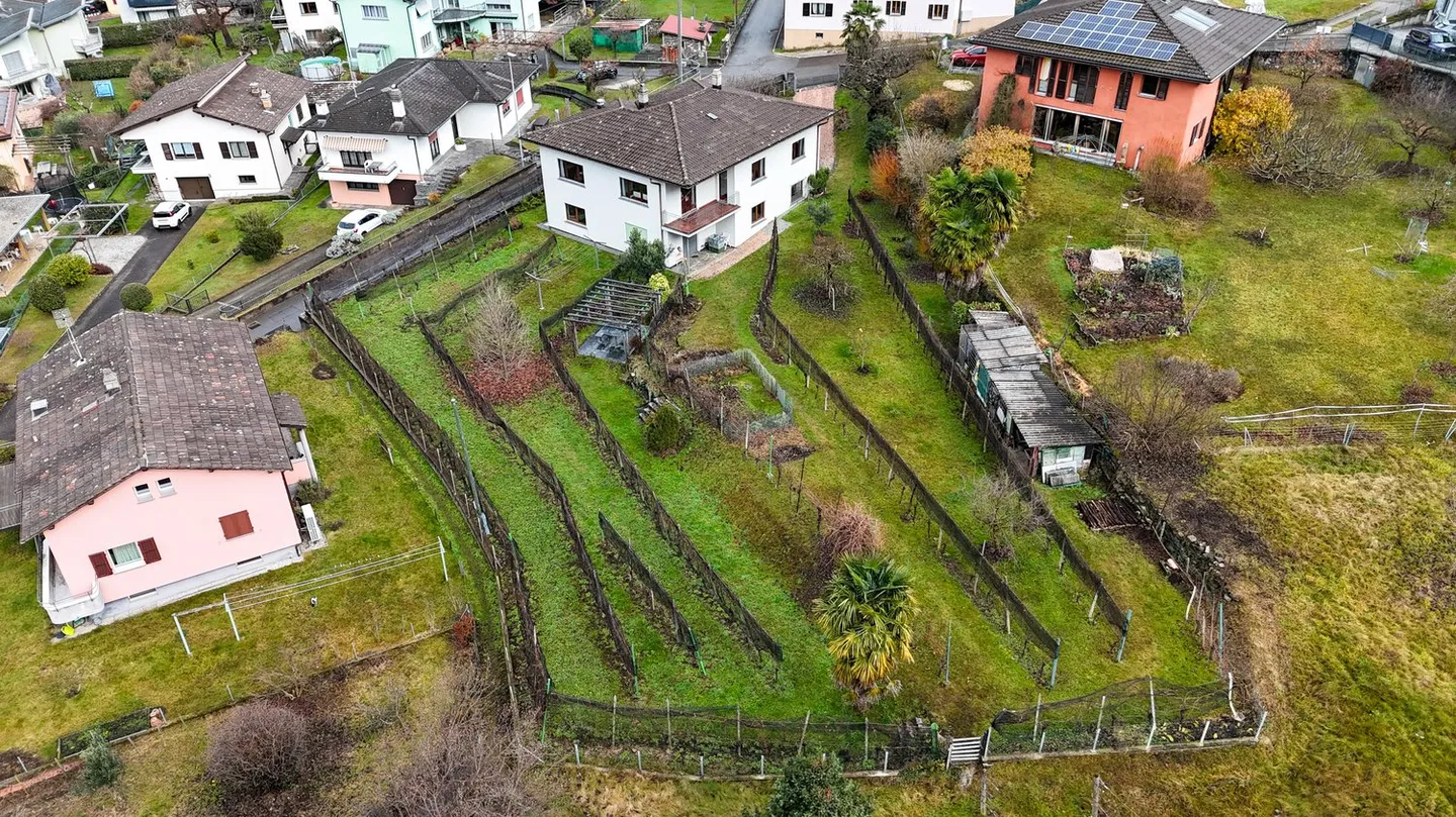 Villa con terreno proprio e diritti edificatori R2 - Foto 1 di 37