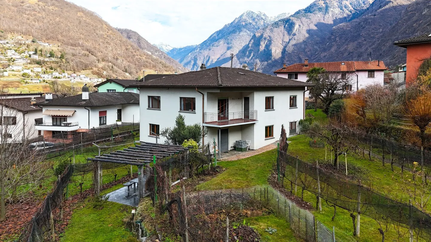 Villa con terreno proprio e diritti edificatori R2 - Foto 3 di 37