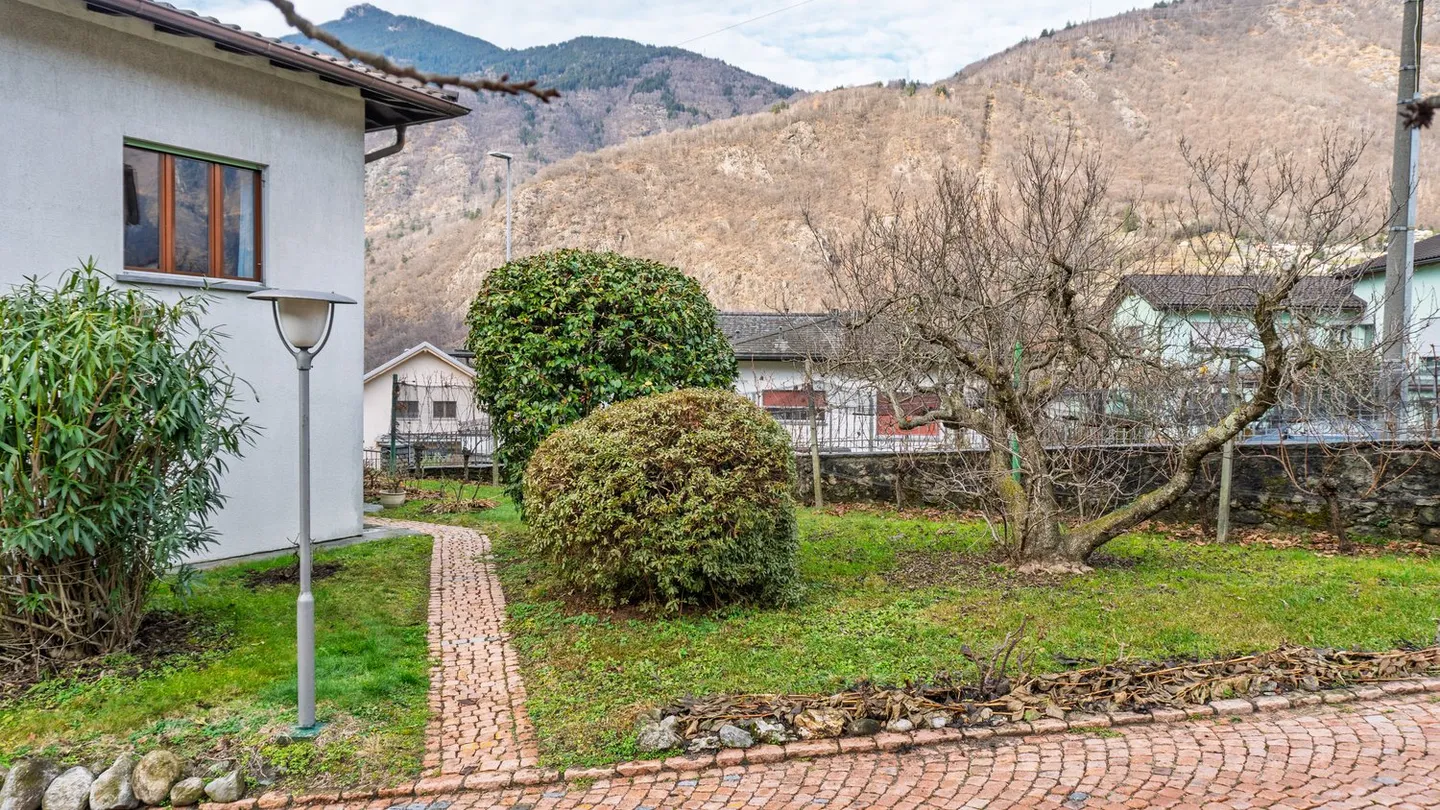 Villa con terreno proprio e diritti edificatori R2 - Foto 8 di 37