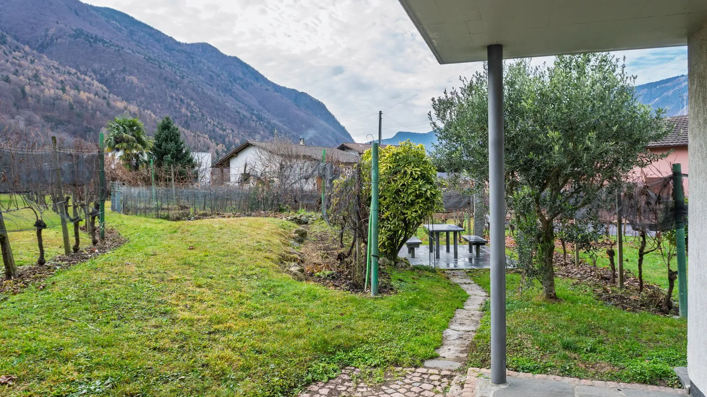 Villa con terreno proprio e diritti edificatori R2 - Foto 12 di 37