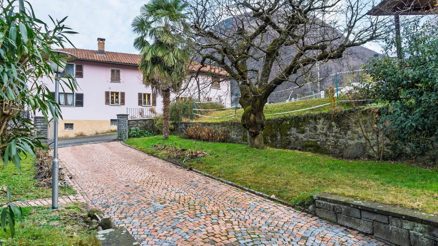 Villa con terreno proprio e diritti edificatori R2 - Foto 5 di 37