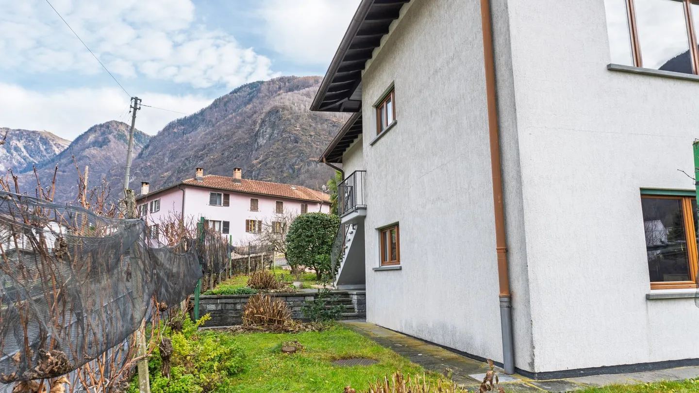 Villa con terreno proprio e diritti edificatori R2 - Foto 6 di 37