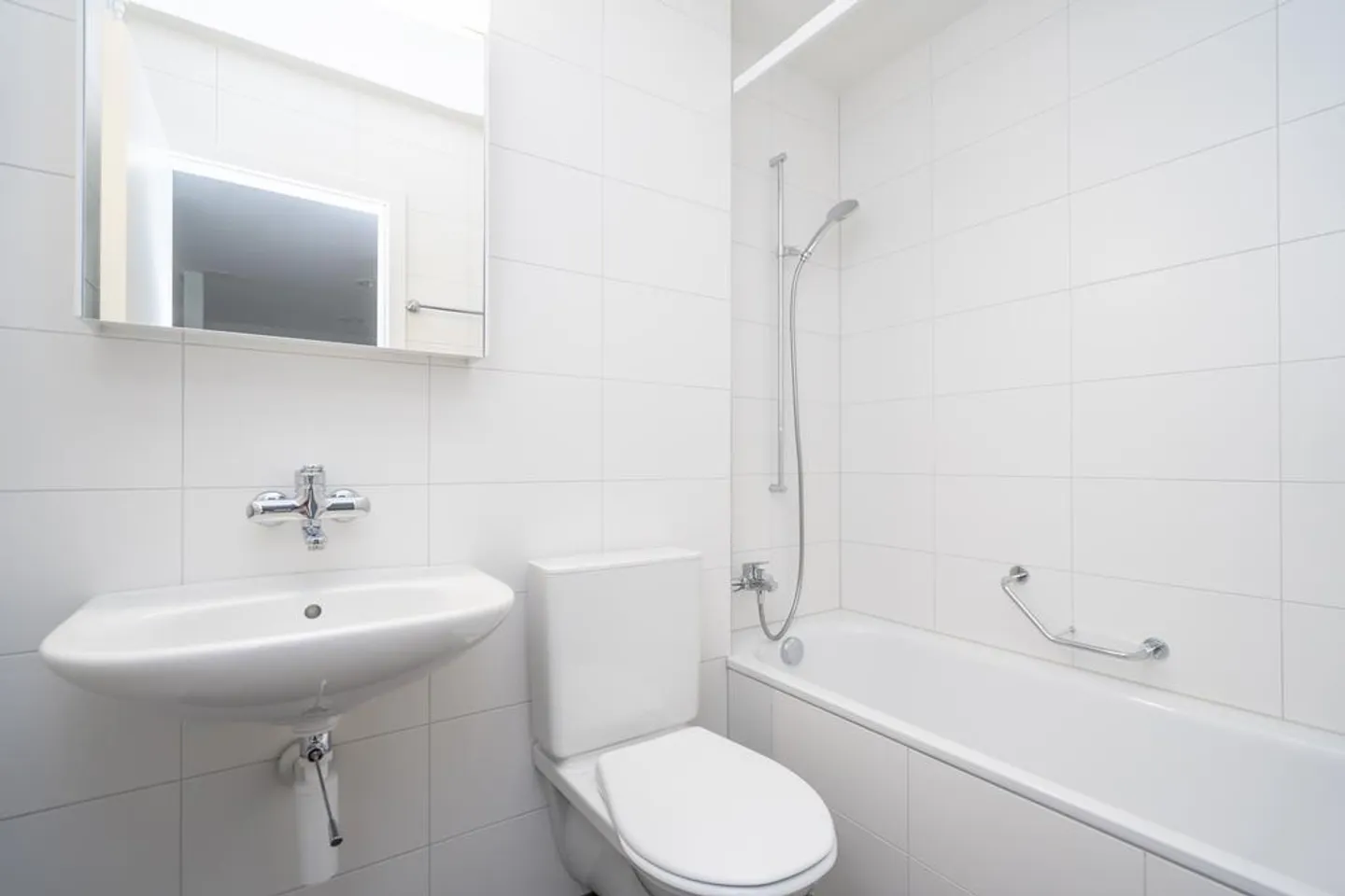 Appartement moderne 2 pièces avec balcon ensoleillé - Photo 5 sur 7
