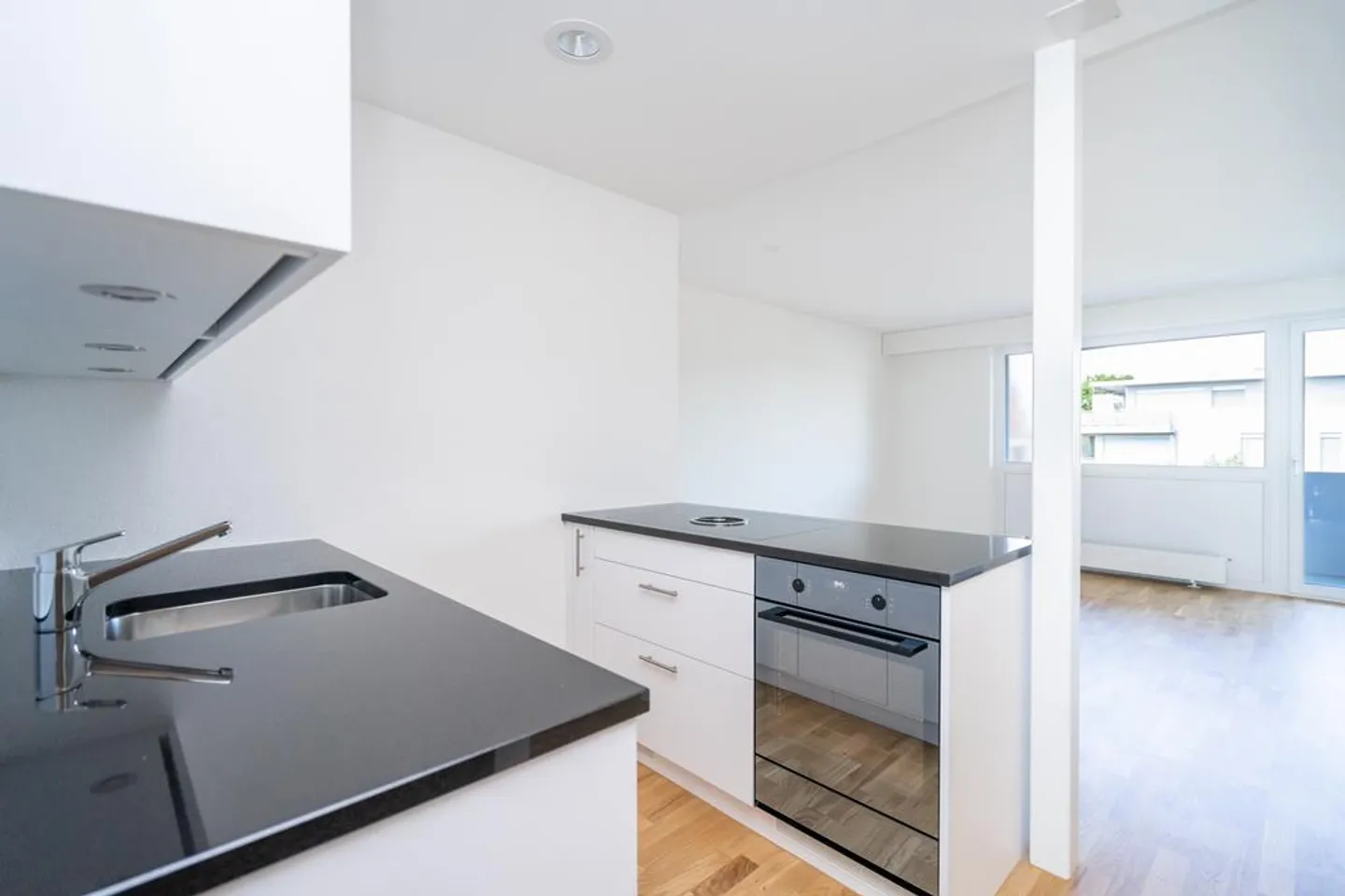 Appartement moderne 2 pièces avec balcon ensoleillé - Photo 2 sur 7