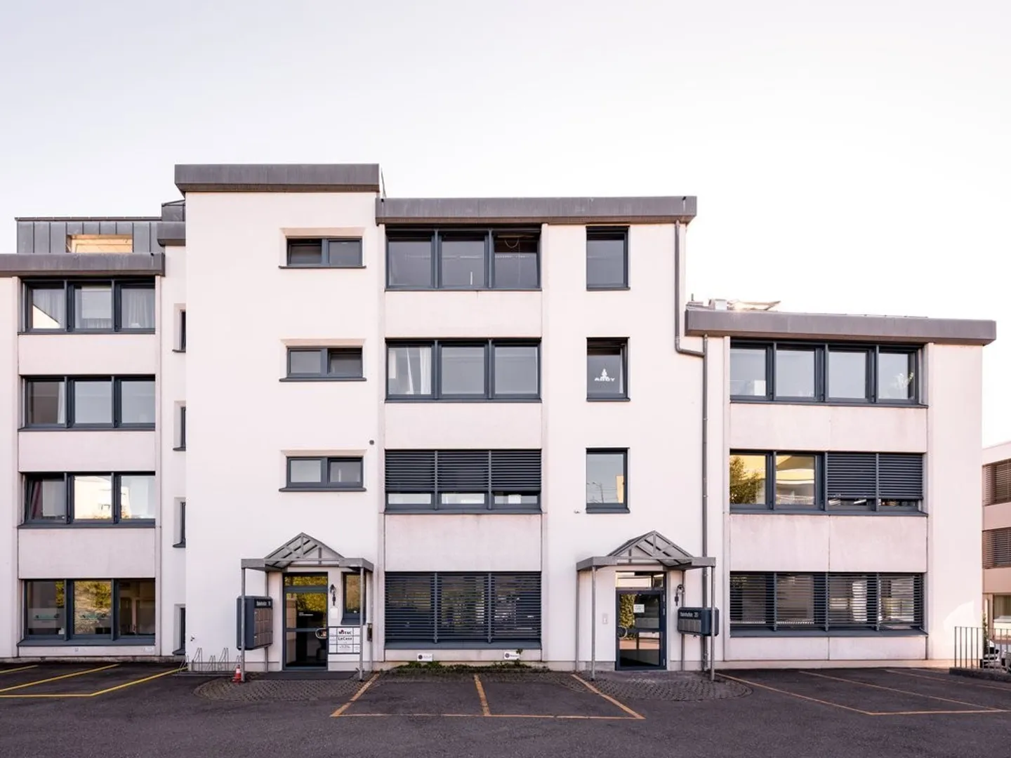 Edificio ad uso misto in affitto - Foto 2 di 2